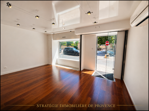   À VENDRE  EN EXCLUSIVITÉ LOCAL COMMERCIAL EXCEPTIONNEL DE 33 m2 PLUS 16 M2 DE CAVE VOUTÉE EN PLEIN CŒUR HISTOR 