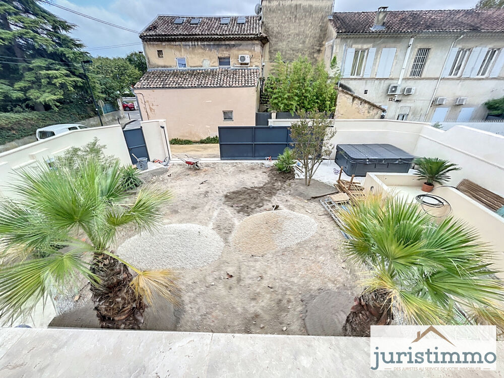 Immeuble de charme unique et exceptionnel au coeur d'Orange , entièrement rénové avec jardin.