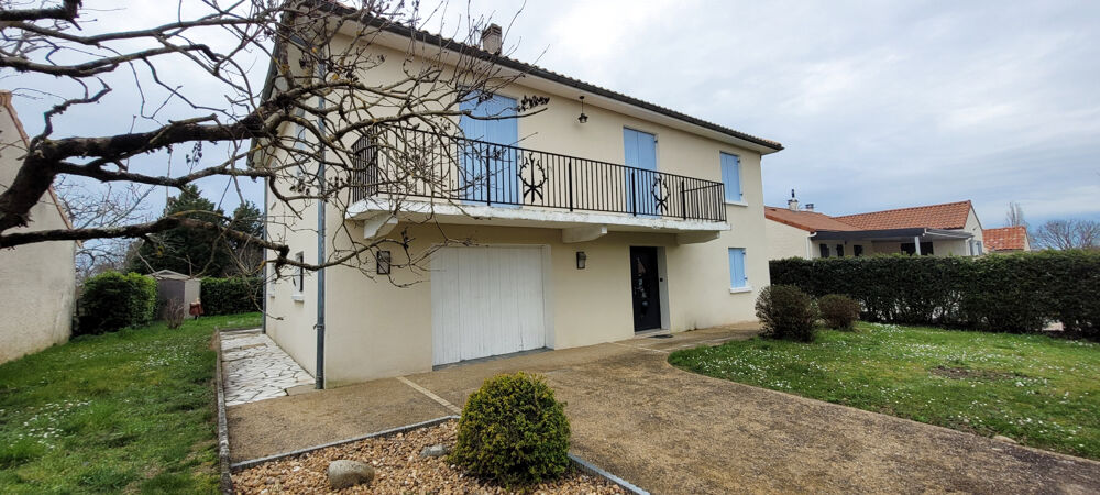 Vente Maison Maison  vendre de 146 m2 ,6 chambres ,piscine,terrain de 647 m2,quartier calme proche centre-ville de Riberac Riberac