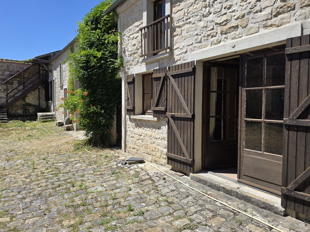 Maison à rénover 102 + combles 55 m2 + 60 m2 de grange + dépendance de 25 m2 avec combles.