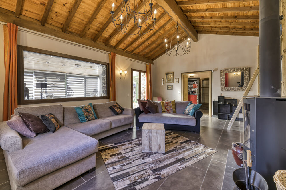 Maison en pierre, piscine et dépendance à Roquebillière