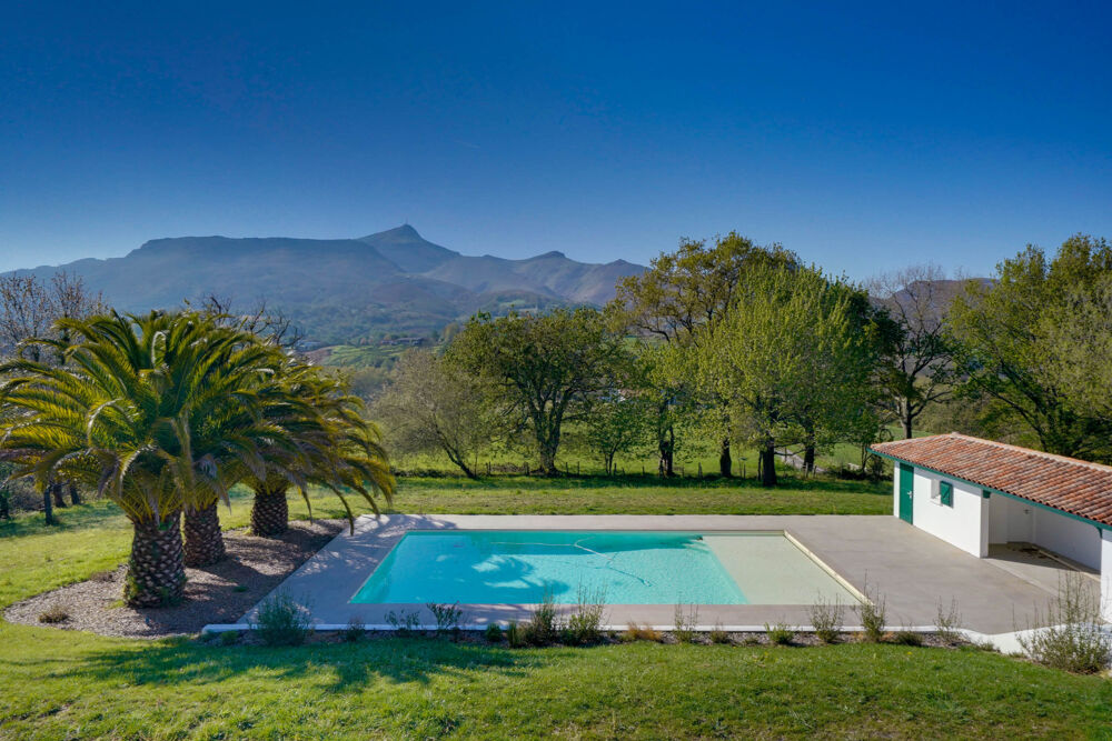 Vente Maison Maison 9 pièces en R+1 d'environ 330m2 avec studio, piscine et garage sur parcelle de 8475m2 Urrugne