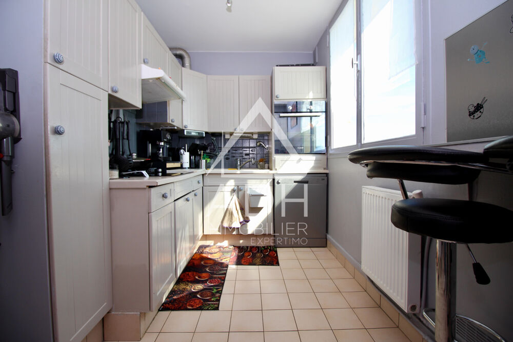 A VENDRE A NEAUPHLE LE CHATEAU Appartement 6 pièces / 4 chambres - 97m2