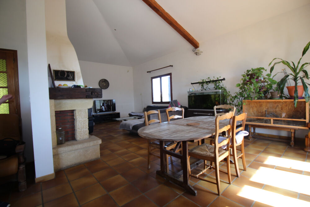 Grande maison familiale proposant 2 logements.