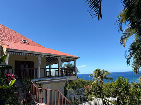   Villa F6 + 2 logements F2,dans les hauteurs du bourg de DESAIES, avec magnifique vue mer. Propri�t�/ch�teau - 11 pi�ce(s) - 279 m�