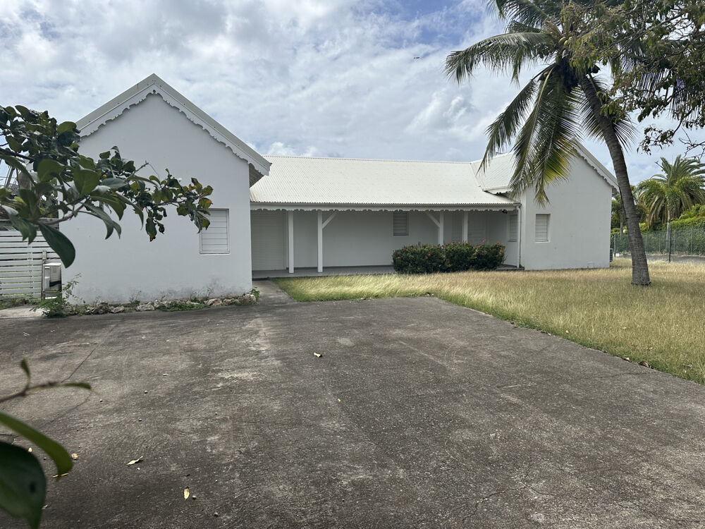 Vente Maison Villa 4 chambres de 135m2 environ sur un terrain de 1100 m2 avec piscine. St francois