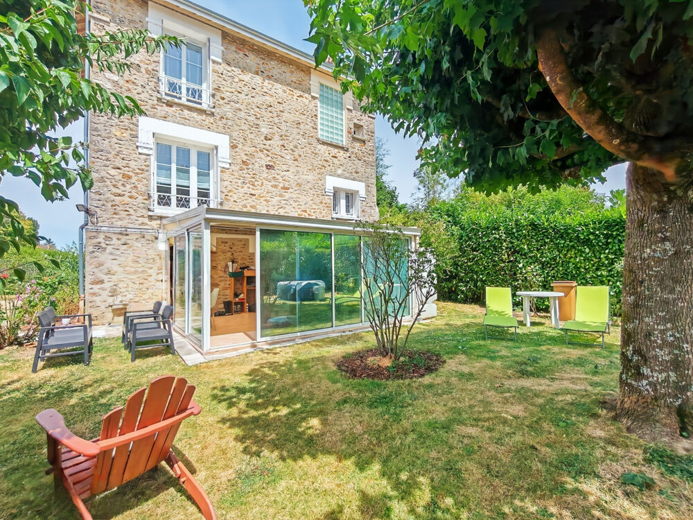 Maison de caractère rénovée avec jardin, véranda et garage