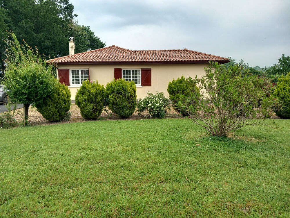 Maison avec terrasse couverte et 3 garages sur 3653m2 de terrain à Urcuit.