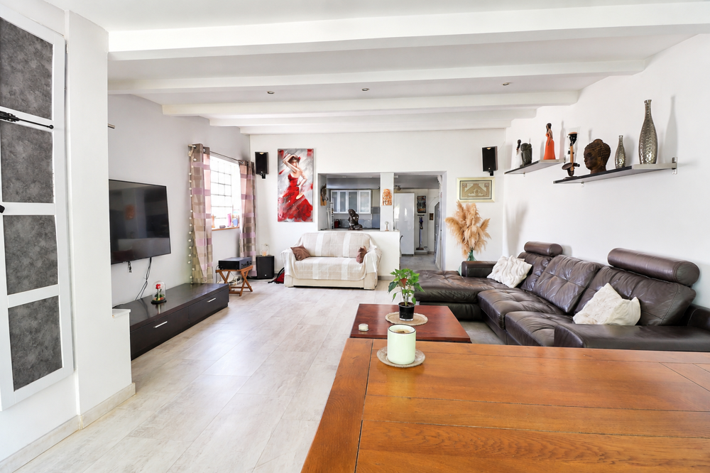 Vente Maison Marseille 12e / limite 11e   Maison atypique et économe T5 + dépendance, rénovée avec piscine, jardin et DPE A Marseille 12