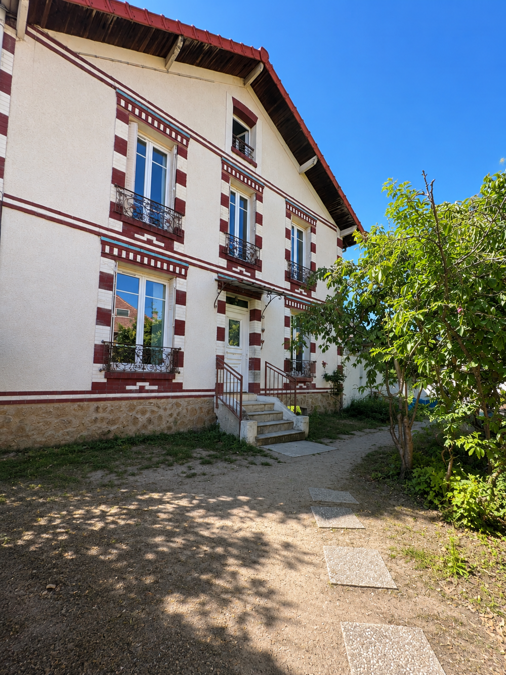 Maison de charme avec jardin, proche du RER