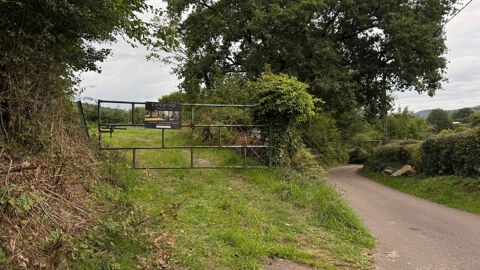 Entrepot de 800 M2 sur 11135 M2 de terrain 600 58140 St martin du puy