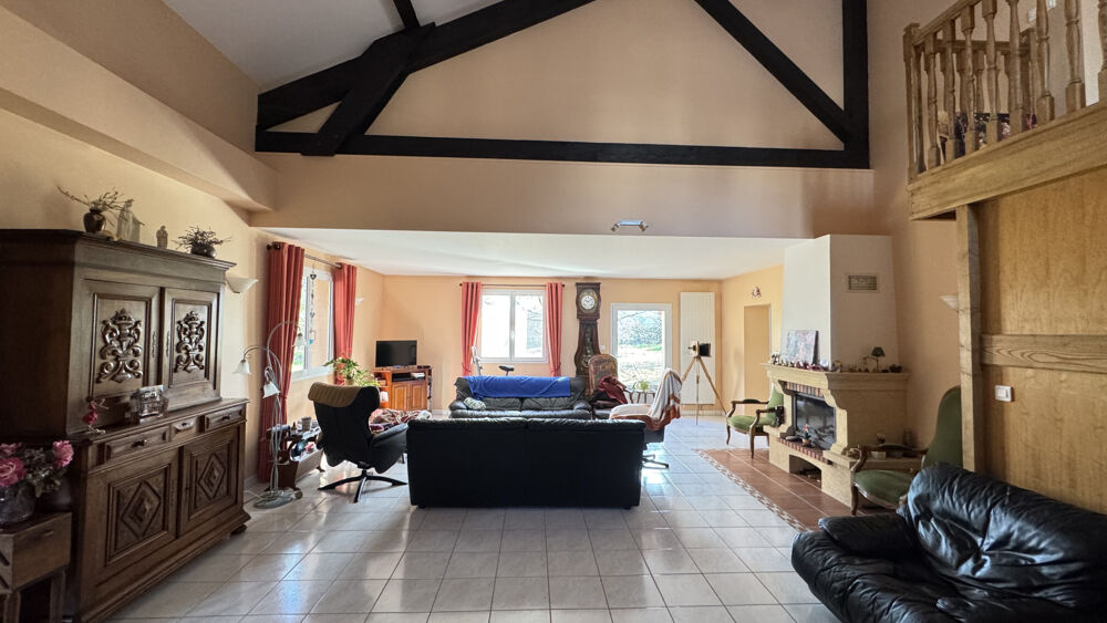À VENDRE SURY LE COMTAL Maison familiale dexception