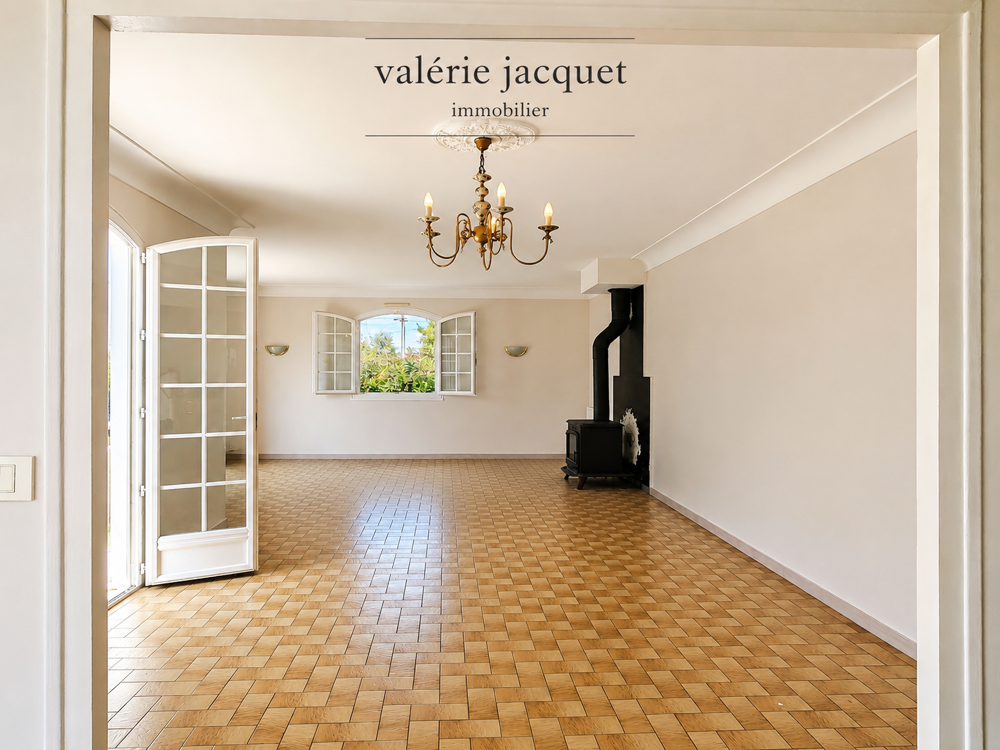 Vente Maison Maison familiale de 4 chambres avec vie de plain-pied   3 150 m2 de terrain   À 5 minutes à pied du centre-vil Montpon menesterol