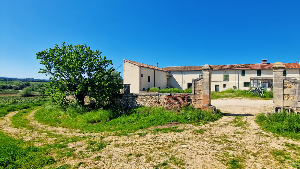 A vendre proche Uzès, ancienne propriété viticole en pierre sur terrain de 23 250m2. Possibilité d'acheter des