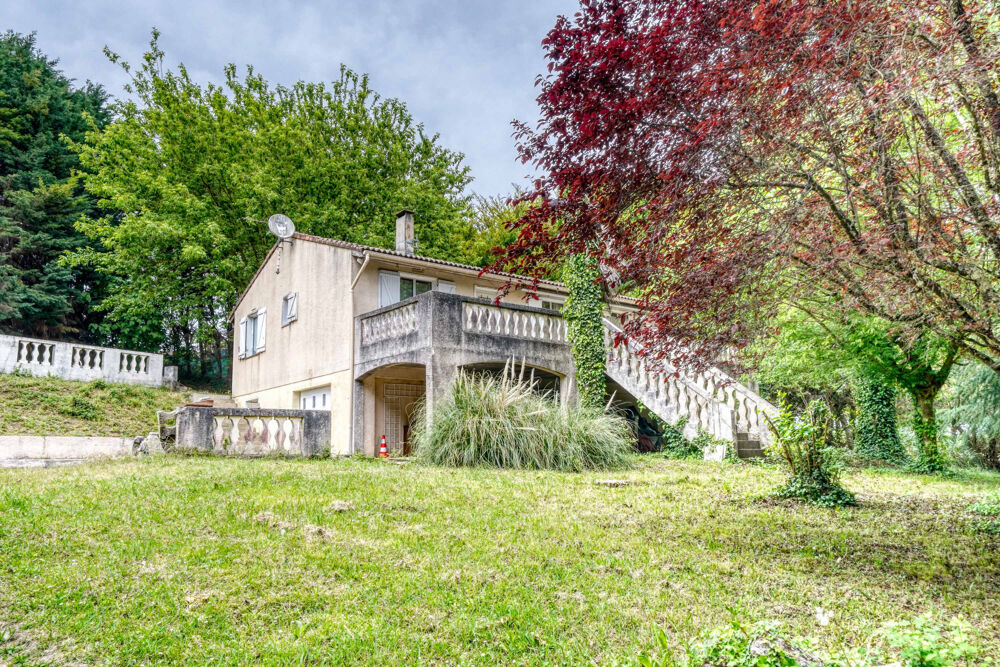 Maison à rénover 5 pièces en R+1 de 131m2 habitables avec garage et piscine sur parcelle de 2001m2