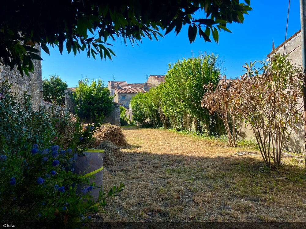 Maison de caractère en hyper centre avec jardin et cave