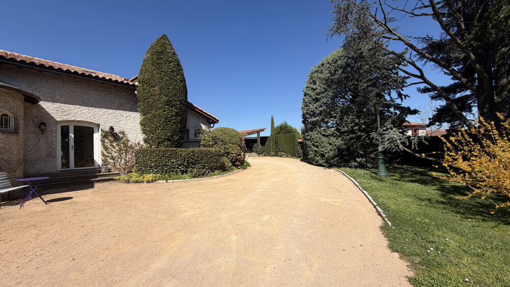 Vente Maison Belle propriété de 222m2 sur 2255 m2 de terrain arboré avec piscine dans un secteur privilégié St chamond