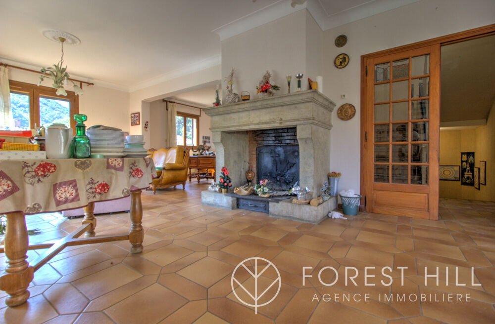 Maison 4 faces fort potentiel, grand garage et terrain