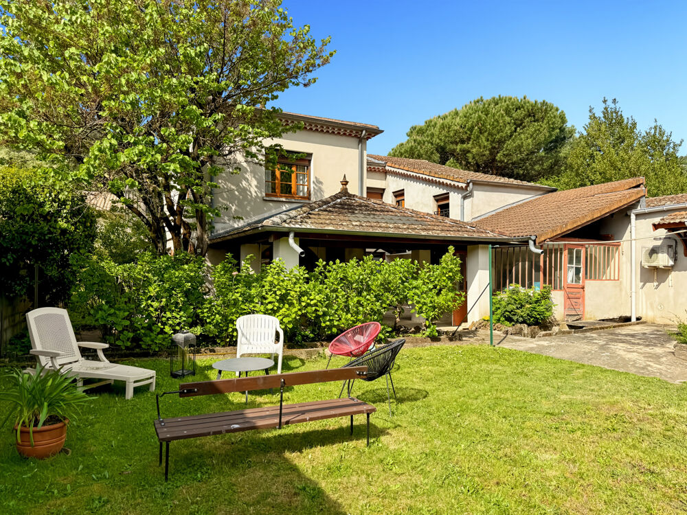 Belle Maison des Années 50 avec 2 grands Logements Terrain Plat Arboré 1 800 m2