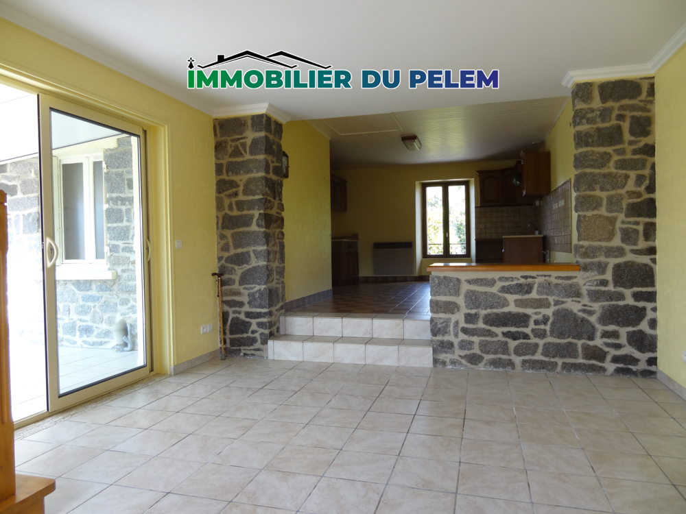 Maison avec véranda, dépendances et jardin clos à Plelauff Centre-Bretagne