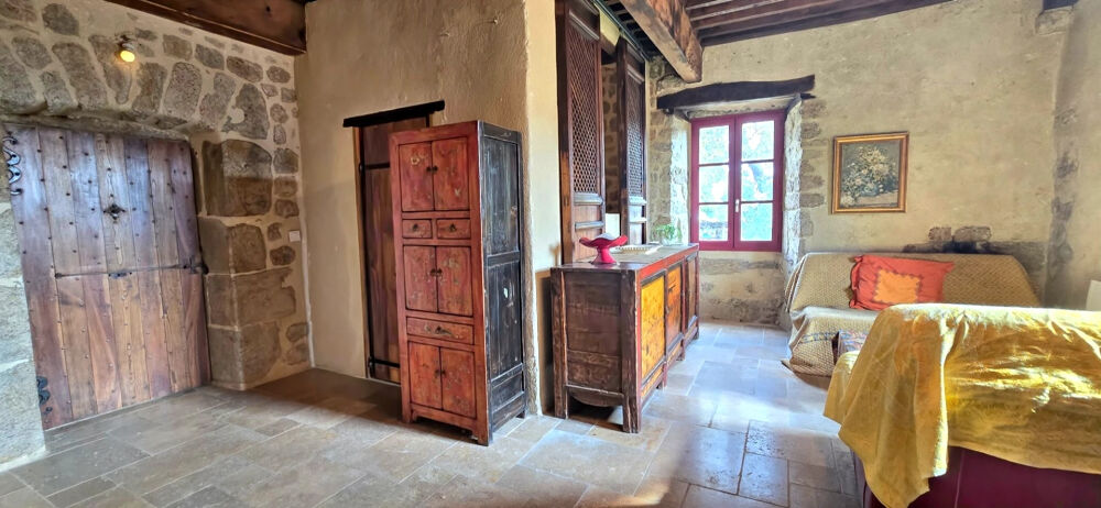 Vente Propriété/Château SILHAC   Propriété en pierre de caractère, avec dépendances et plus de 2 hectares de terrains aménagés Silhac
