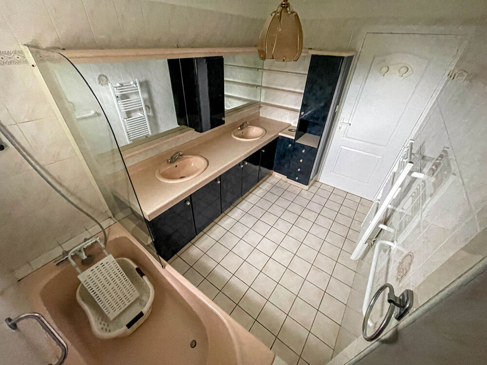 Vente Propriété/Château maison centre ville 5 chambres, 975 m2 de terrain. St lyphard