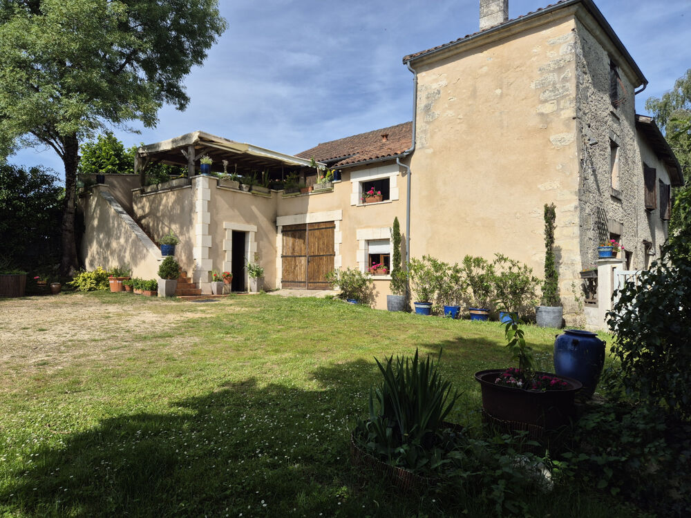 Vente Propriété/Château Dordogne - Biras - Maison avec deux logements - Total 277 m2 - 7 chambres - terrain clos - piscine - vue campa Biras