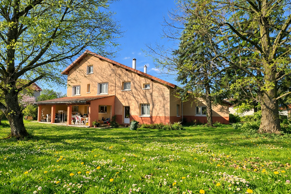 À VENDRE SURY LE COMTAL Maison familiale dexception
