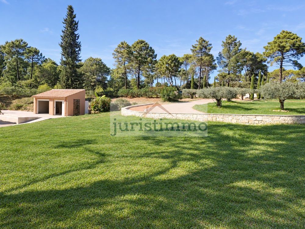 SPLENDIDE PROPRIETE D'ARCHITECTE SUR 10 000m2 AVEC PISCINE ET JARDIN EXOTIQUE