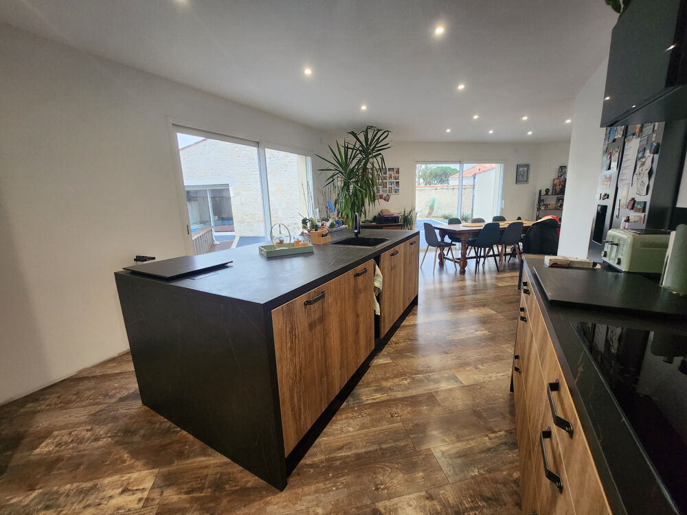 Maison en pierre rénovée avec studio indépendant, piscine et grand garage