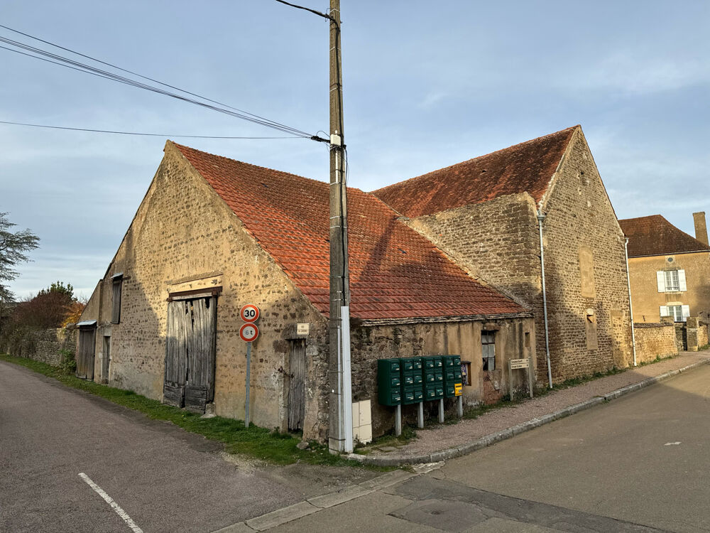 Vente Maison Maison de village  à rénover avec belle grange avec jardin attenant clos de murs  77 000 €   F.A.I. Guillon