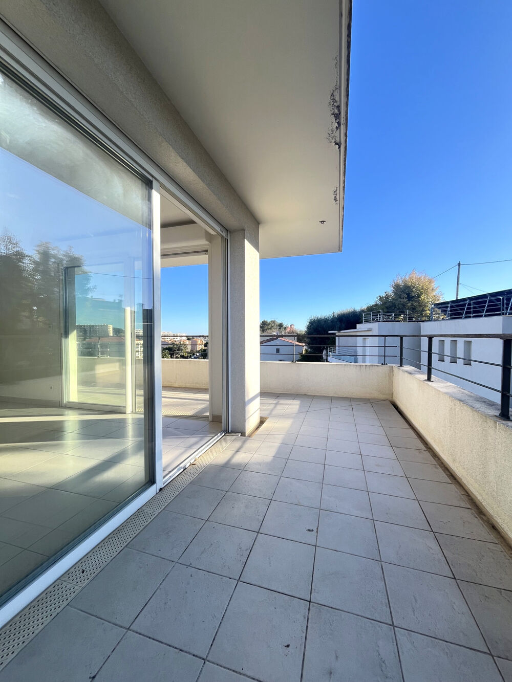 APPARTEMENT AVEC GARAGE PARKING ET VUE MER