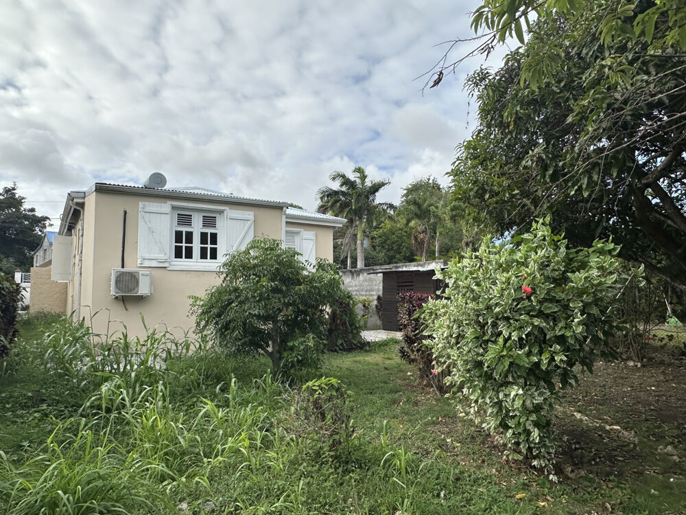 Vente Maison Exclusivite ZEOPIE Immobilier : villa 3 chambres à rafraichir avec jardin de 1000 m2. Sainte anne