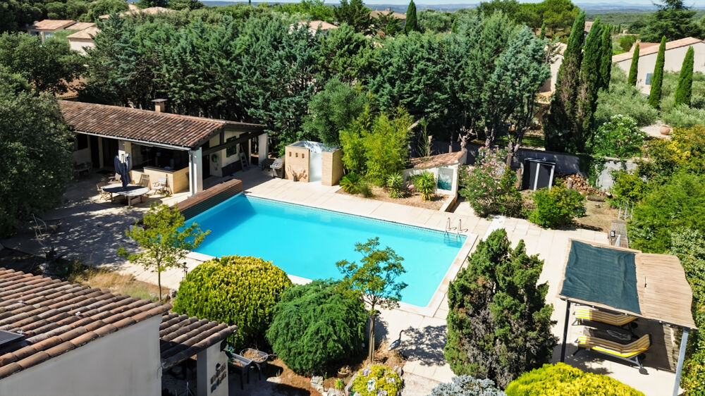 A vendre, vaste maison avec dépendances, à seulement 3 km d'Uzès.