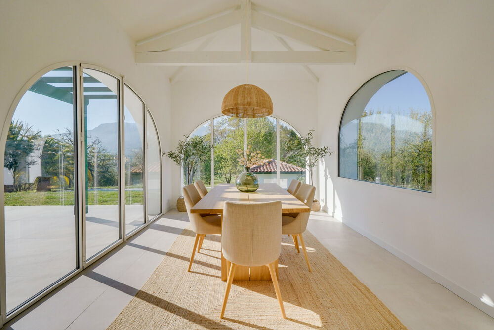 Vente Maison Maison 9 pièces en R+1 d'environ 330m2 avec studio, piscine et garage sur parcelle de 8475m2 Urrugne