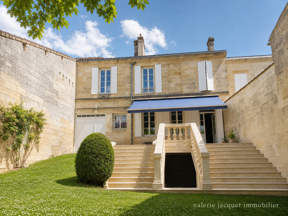 Maison bourgeoise de caractère avec jardin et cave voûtée Centre de Coutras