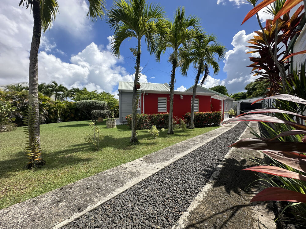 Vente Maison Exclusivite ZEOPIE Immobilier : villa plain pied comprenant 3 chambres avec jardin de 800m2 et garage. Sainte anne