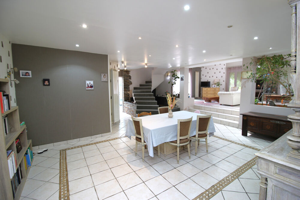 Maison de 224 m2 avec beau potentiel Terrain de 1 334 m2