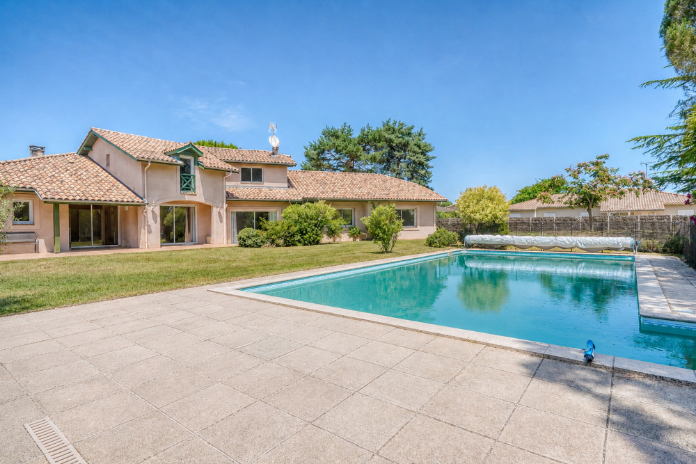 Maison en R+1 8 pièces de 261m2 habitables avec piscine, pool house et garage attenant sur parcelle de 2849m2