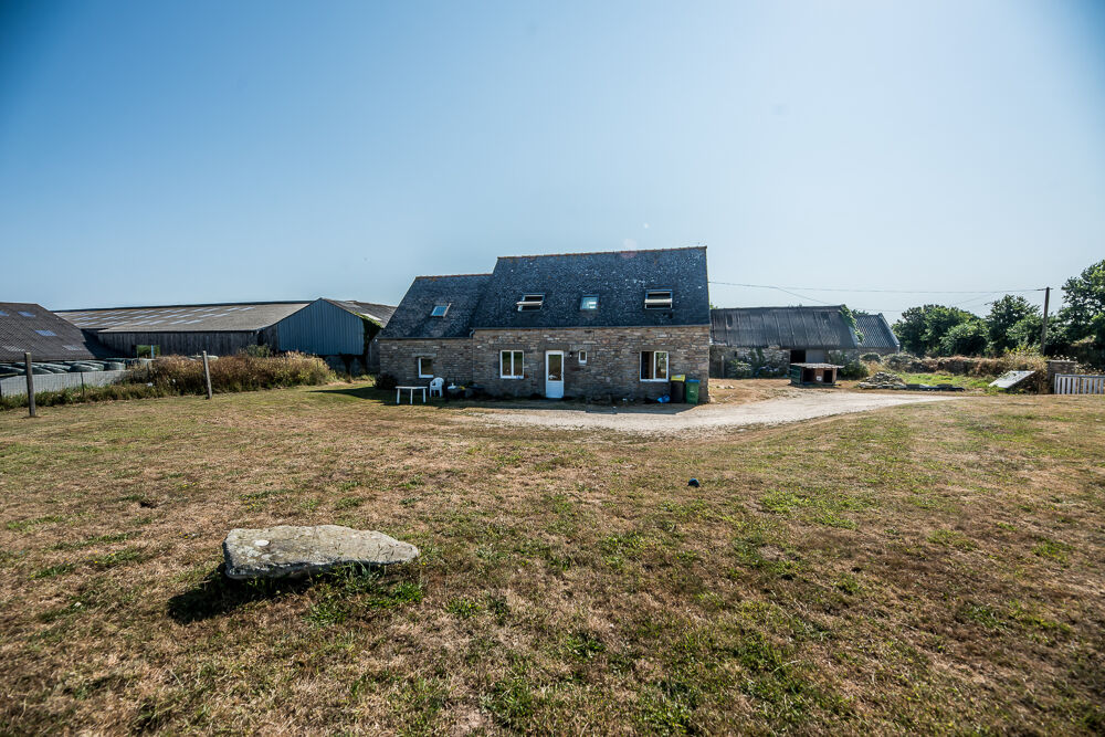 Pascal Autret BREST ABERS IMMOBILIER vous présente cette maison en pierre de 1302 sur terrain de 2400m2
