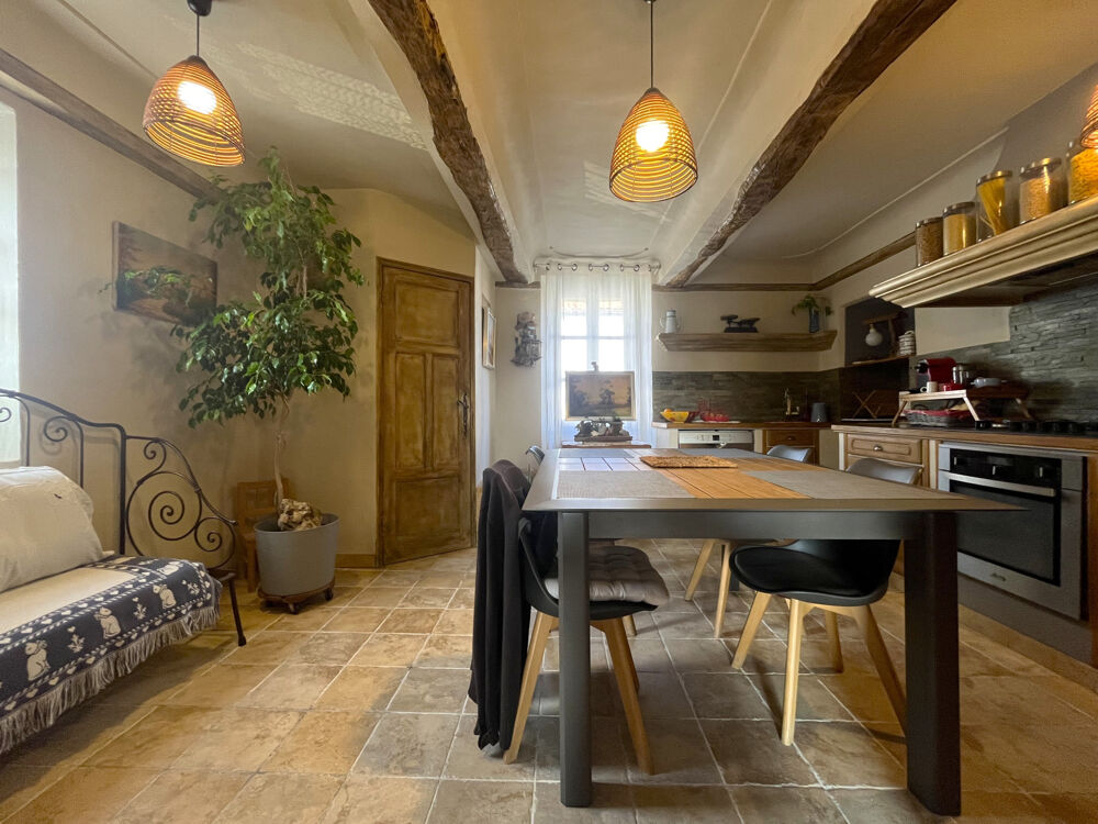 MAISON AVEC TERRAIN ET STATIONNEMENTS PROCHE VILLAGE