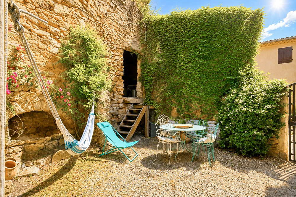 Vente Maison Maison de caractère avec jardin, garage et dépendances - centre de Rousset - 135m2 Rousset