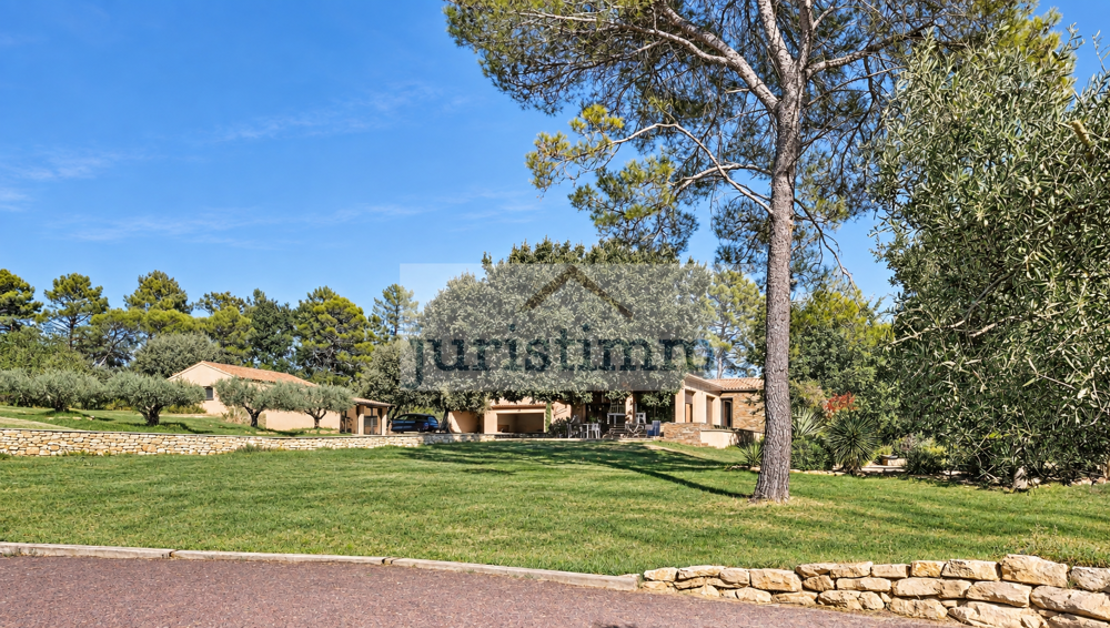 SPLENDIDE PROPRIETE D'ARCHITECTE SUR 10 000m2 AVEC PISCINE ET JARDIN EXOTIQUE