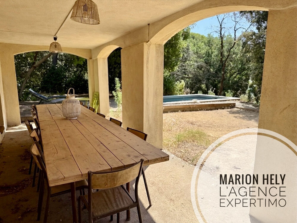 Grande maison familiale avec piscine sur un beau terrain boisé