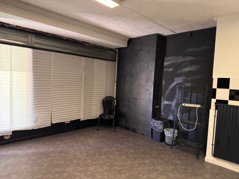 Local avec vitrine idéal professions médicales, paramédicales ou commerce 240000 13012 Marseille