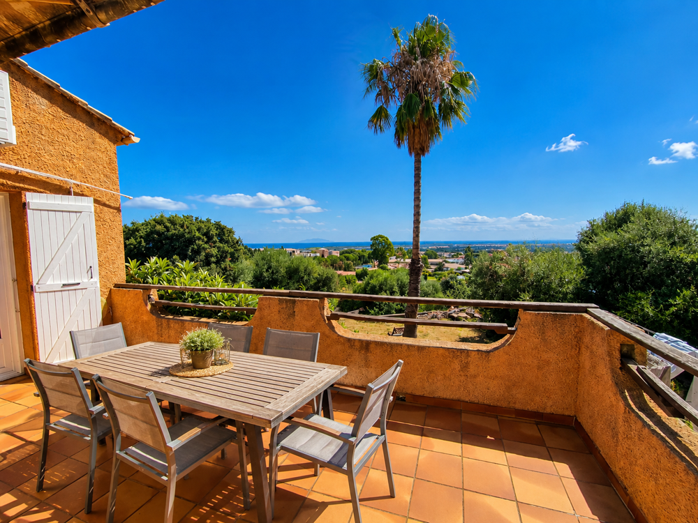 Maison familiale avec vue mer, jardin piscinable et fort potentiel