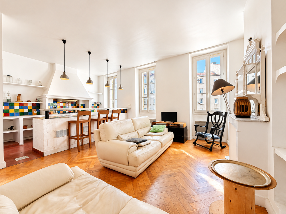 Vente Appartement T3 TRAVERSANT DE 69 M2 AVEC COMBLES POTENTIELLEMENT AMÉNAGEABLES - RUE DU CAMAS Marseille 5