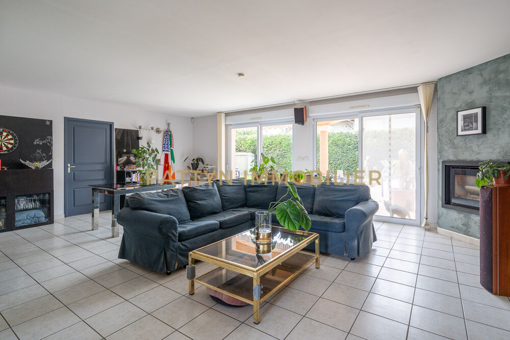 Vente Maison Votre futur maison de famille avec piscine intérieure, cave et grand garage au coeur du village de Civrieux Civrieux