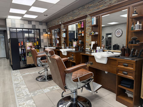   SALON DE COIFFURE & BARBIER CLÉ EN MAIN   EMPLACEMENT No1 CENTRE-VILLE TOURNUS OU VENTE DES ACTIONS : 23 000 € 