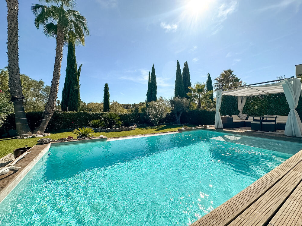 Maison contemporaine de plain-pied avec piscine à débordement- JACOU